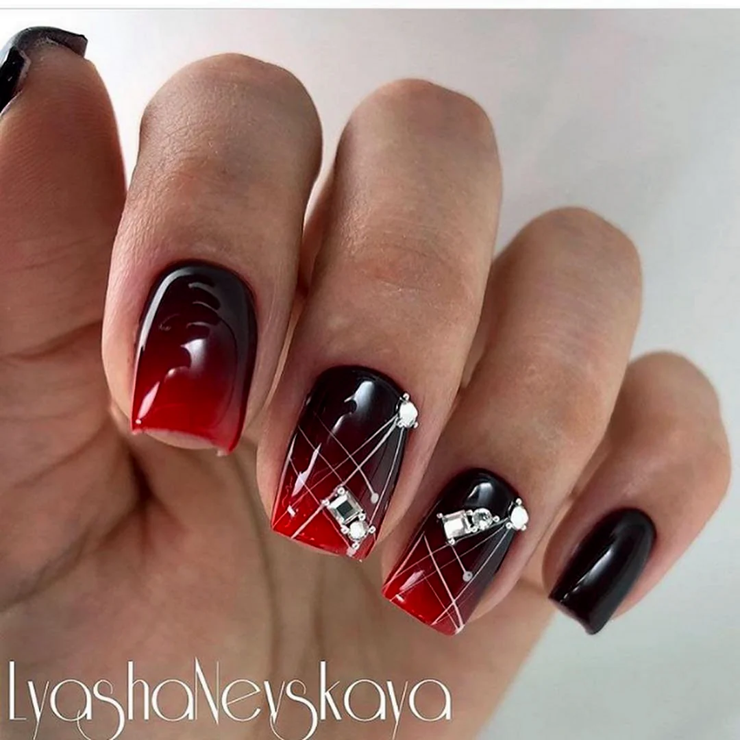 Бордовый маникюр с паутинкой