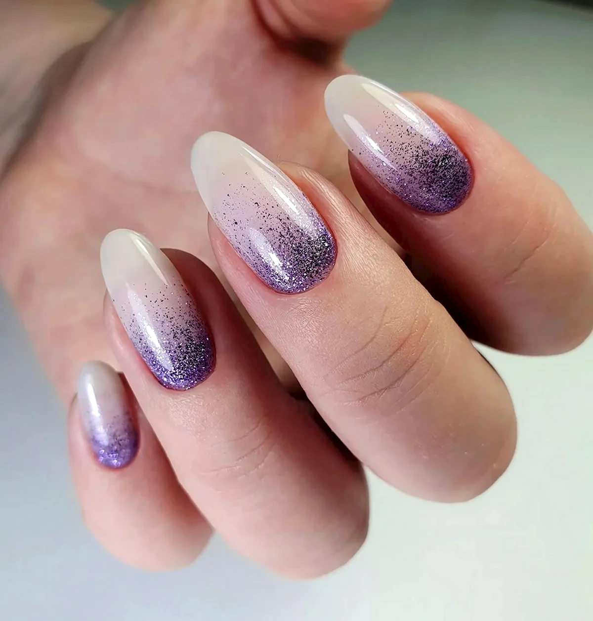 Маникюр с растяжкой блестками от кутикулы