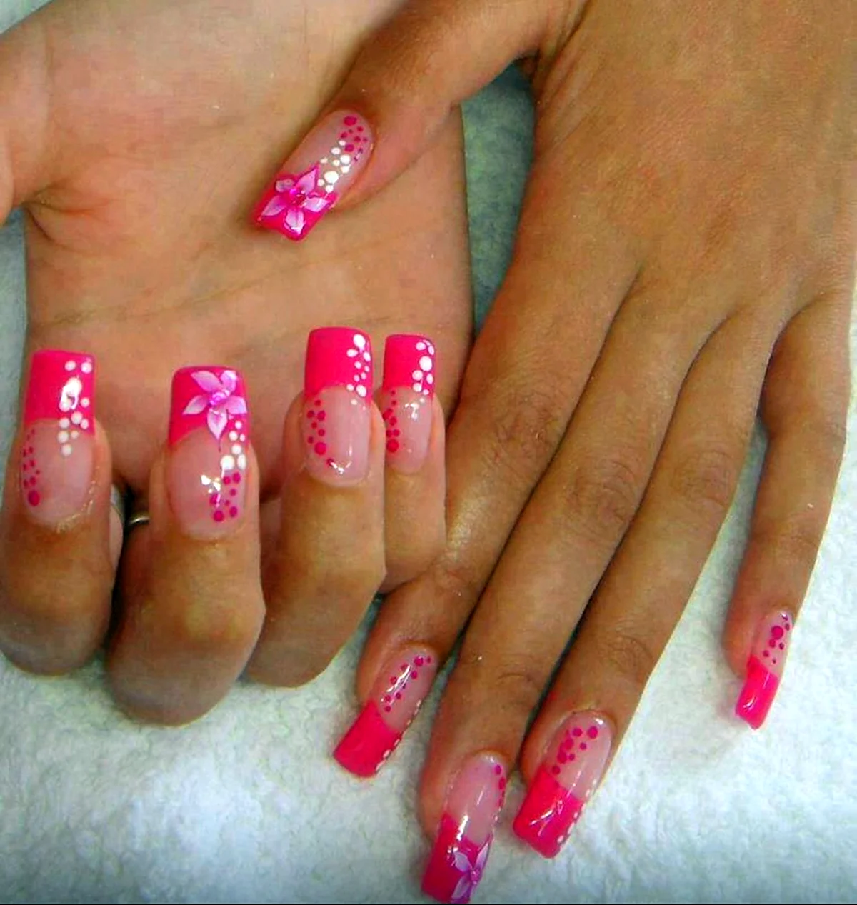 Ярко розовый френч с рисунком