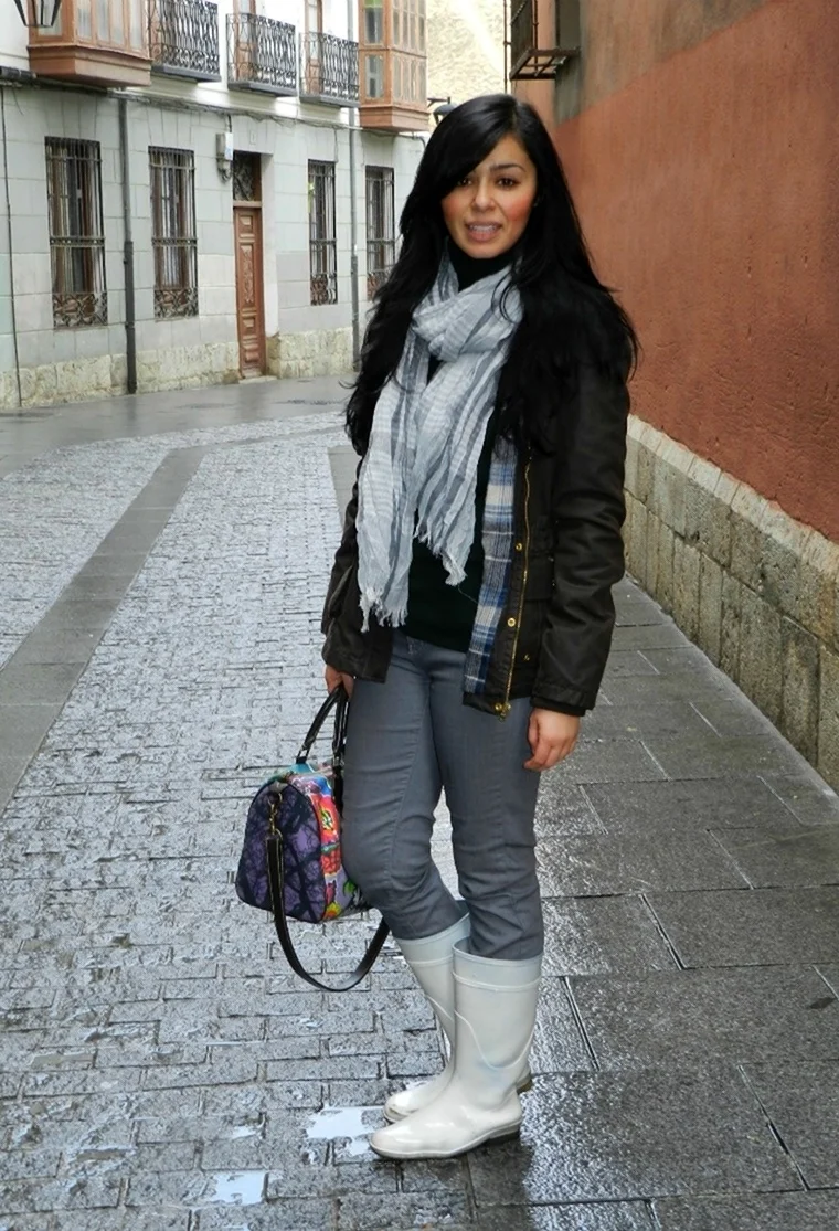 Образ с белыми резиновыми сапогами