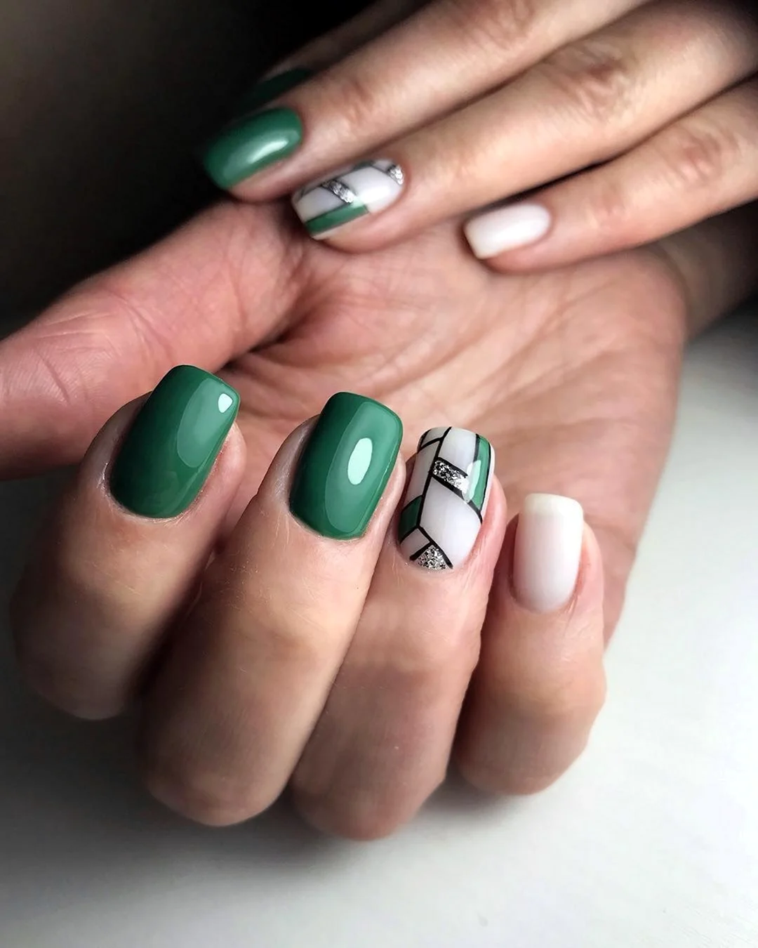 Зеленый маникюр геометрия