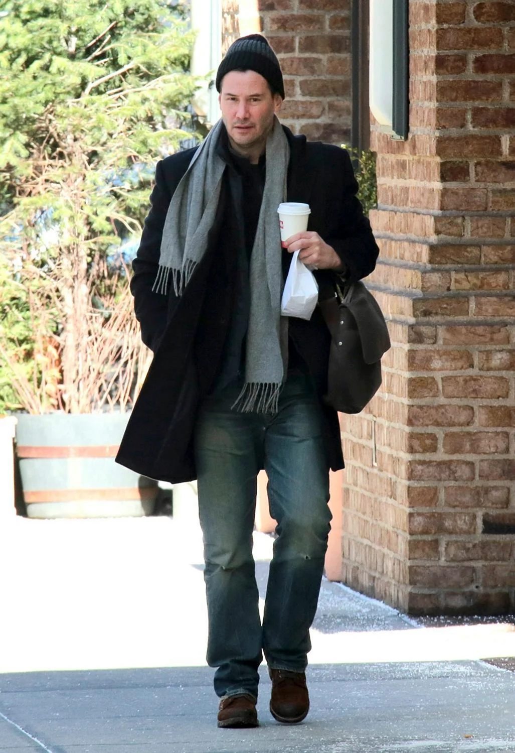 Киану Ривз в пальто