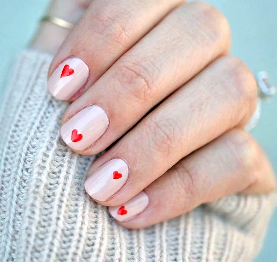 Маникюр на короткие ногти с сердечками
