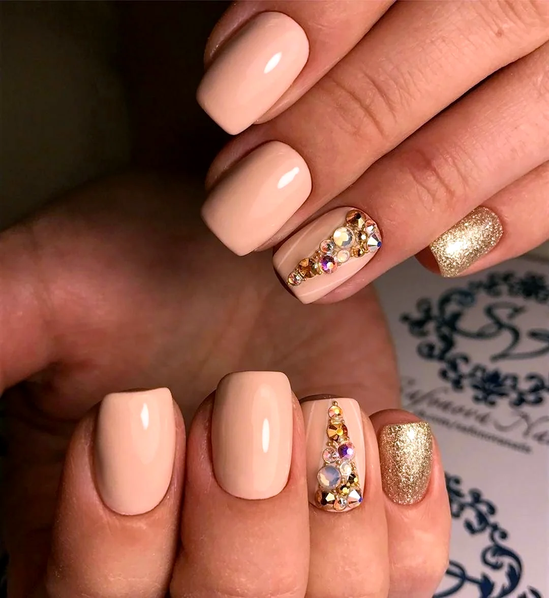 Маникюр беж