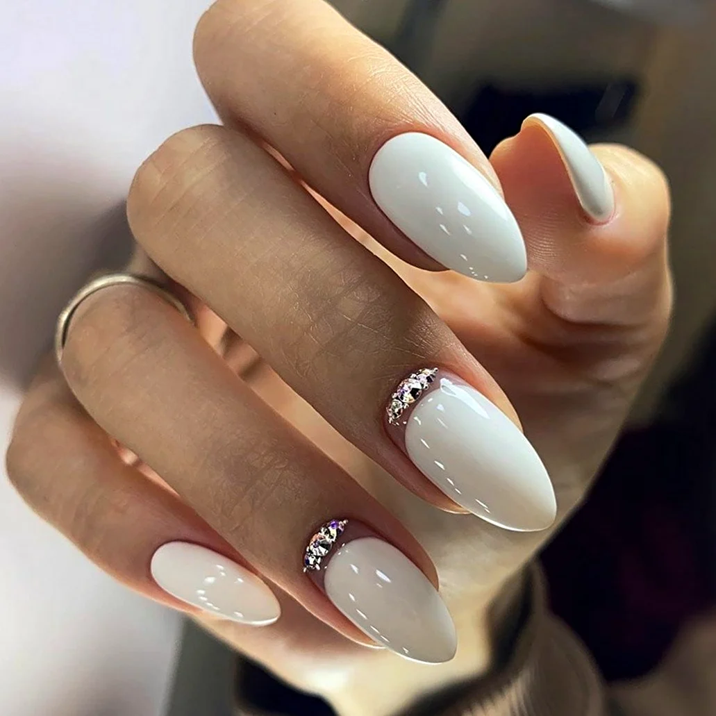 Молочный маникюр