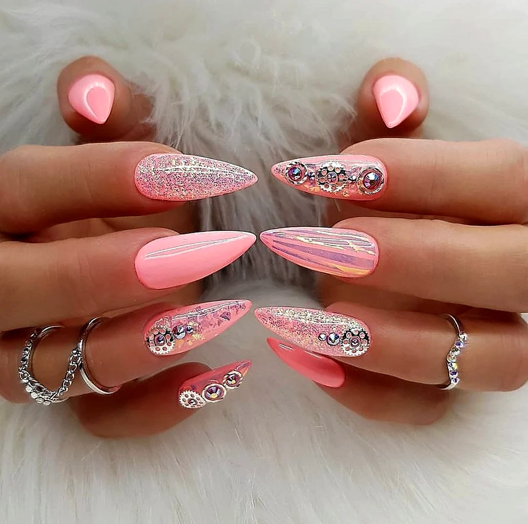 Розовые ногти острые