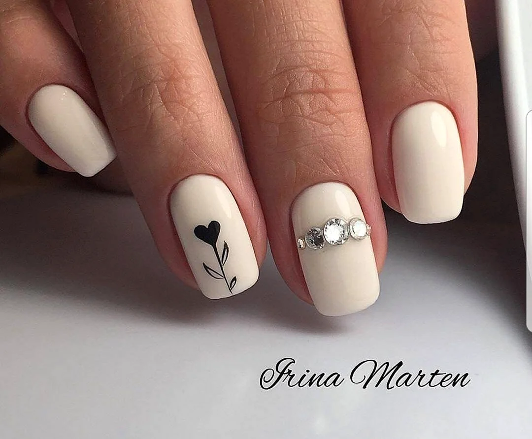 Белые ногти с сердечком