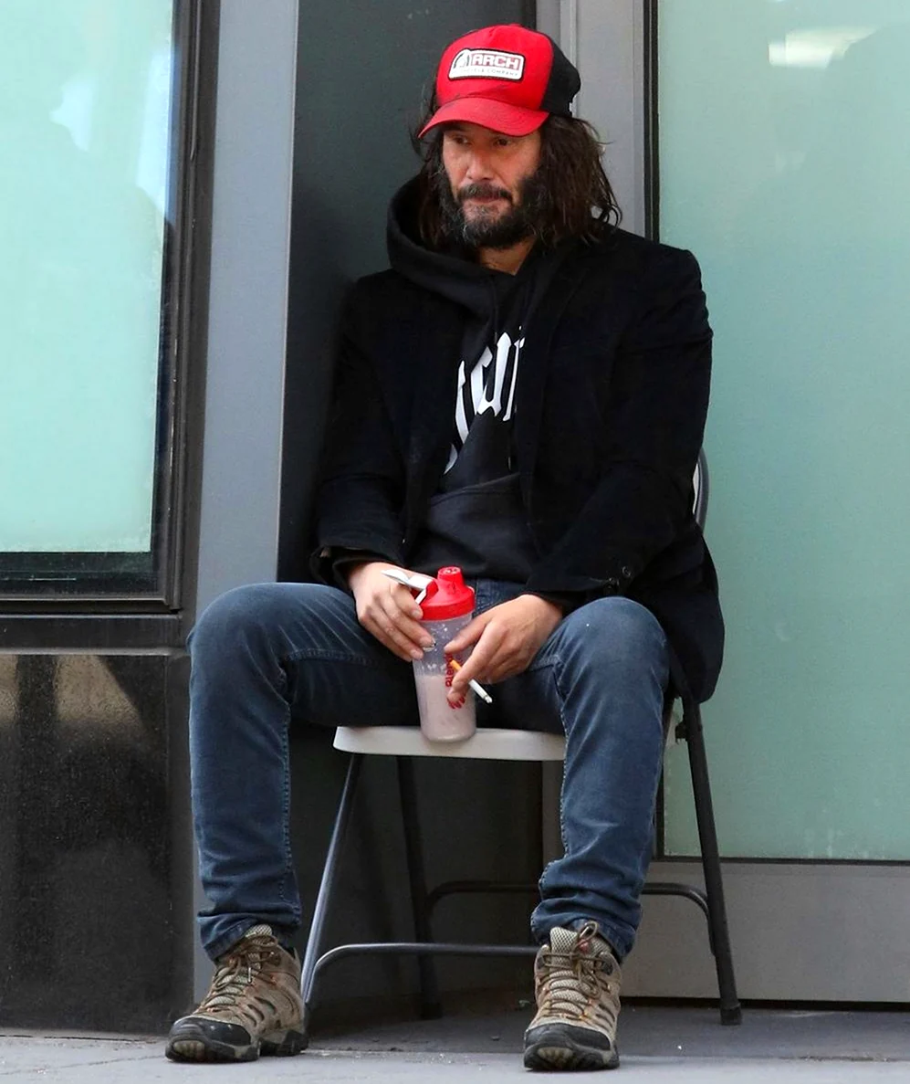 Киану Ривз в кепке