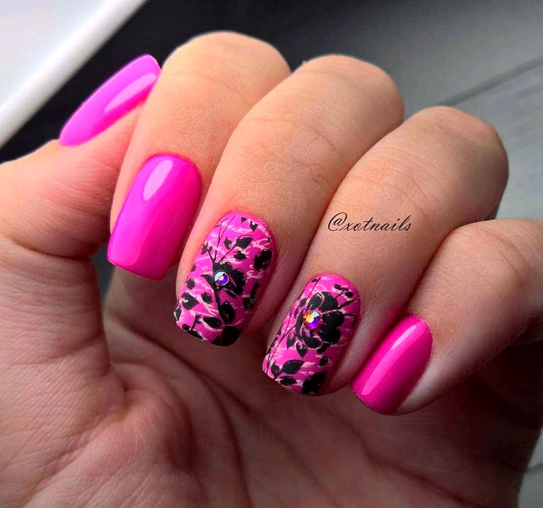 Маникюр фуксия миндаль 2021