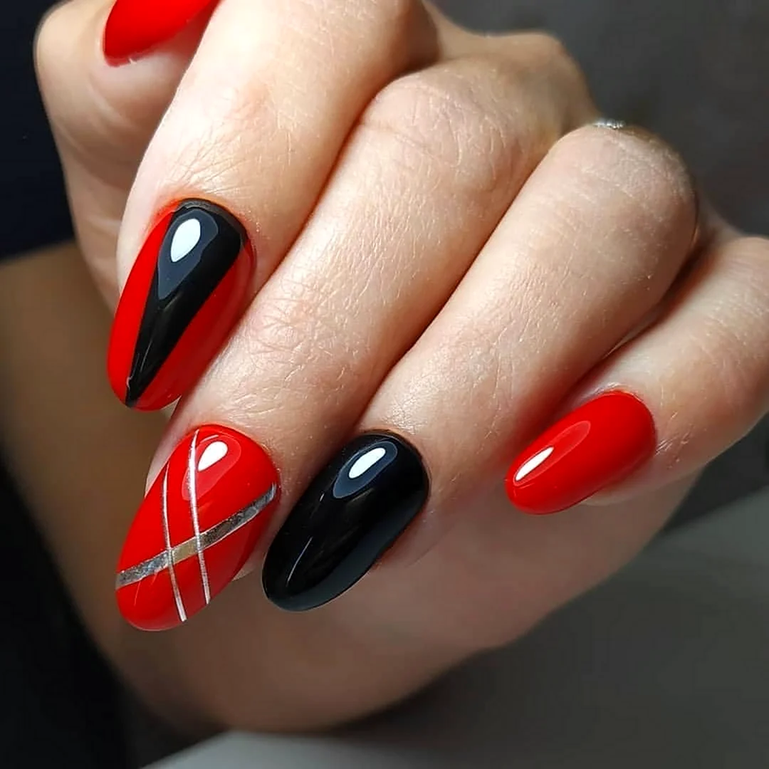 Маникюр красный с черным