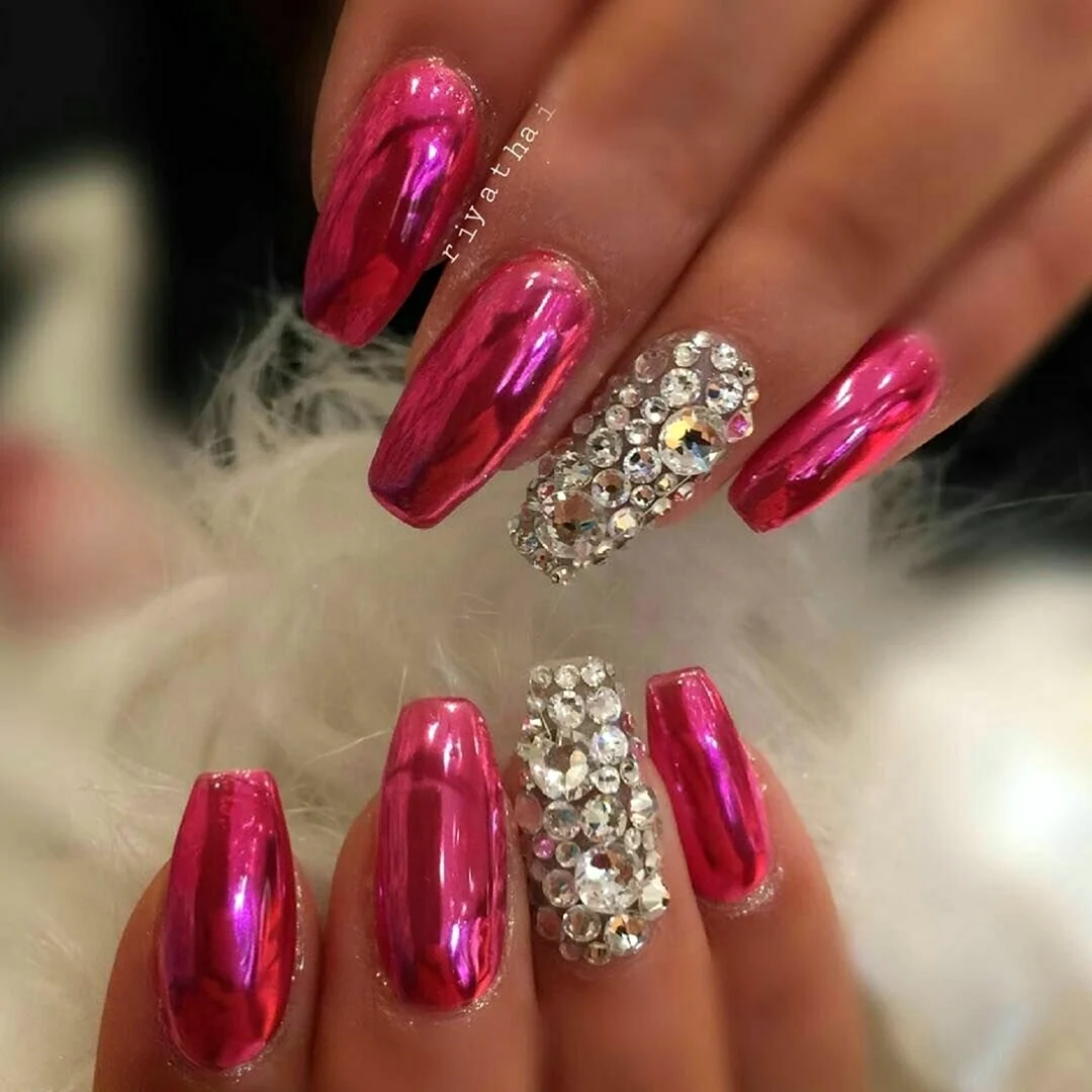 Яркий маникюр со стразами и блестками