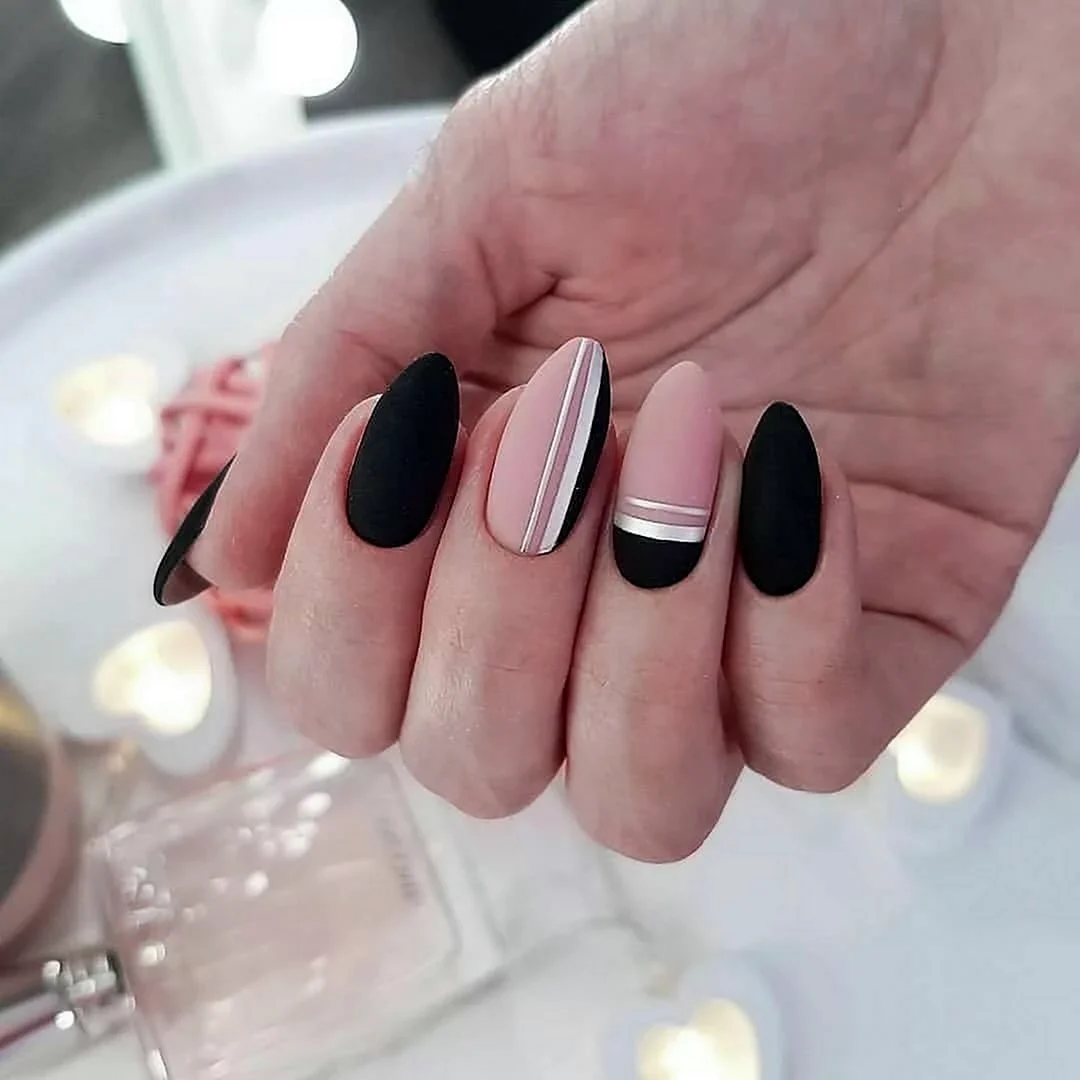 Маникюр розовый с черным