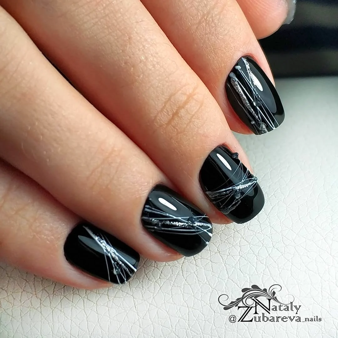 Маникюр с черной паутинкой