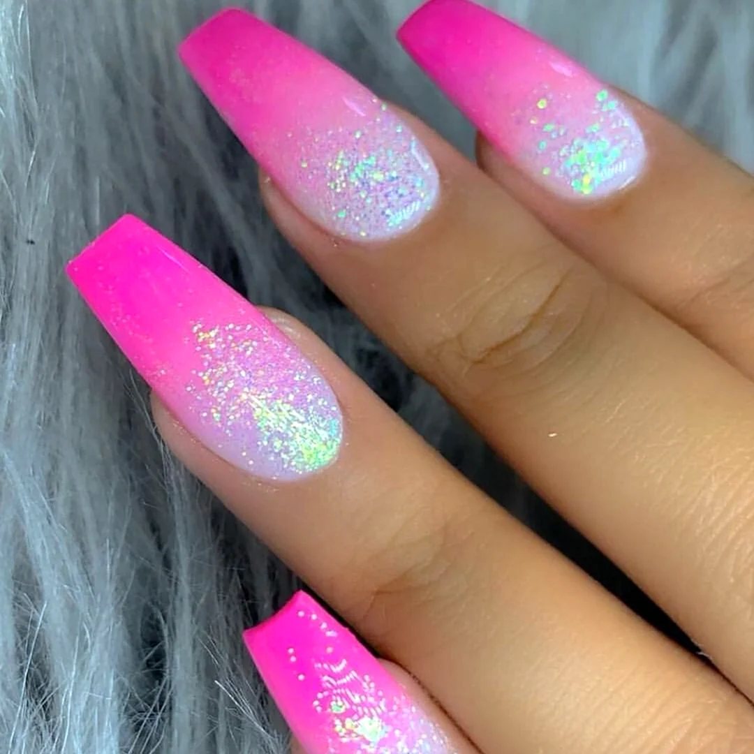 Ногти розовые с блестками