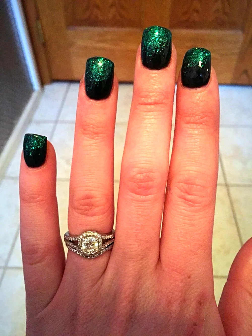 Маникюр темно-зеленый с блестками