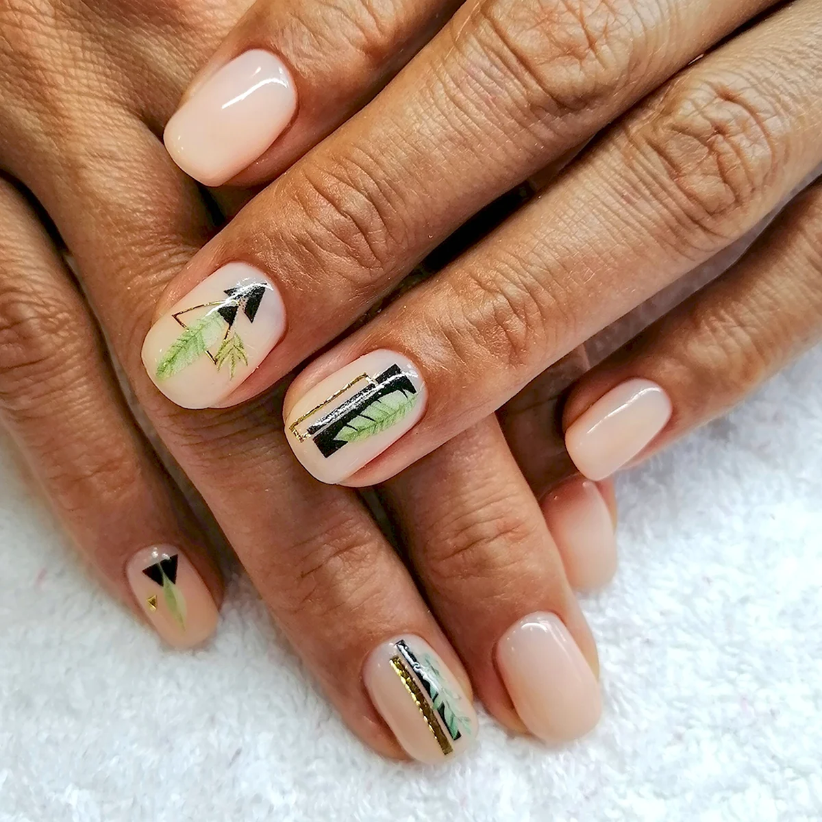 Молочный маникюр с листьями