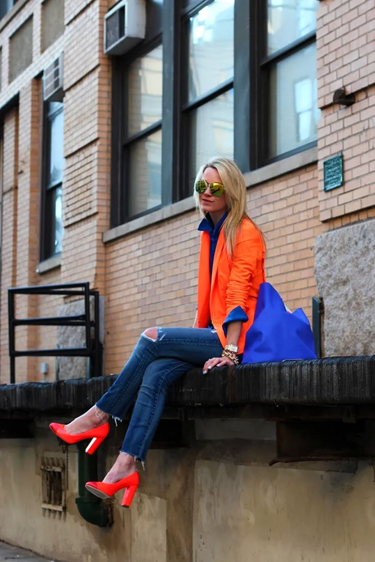 Оранжевые туфли и джинсы