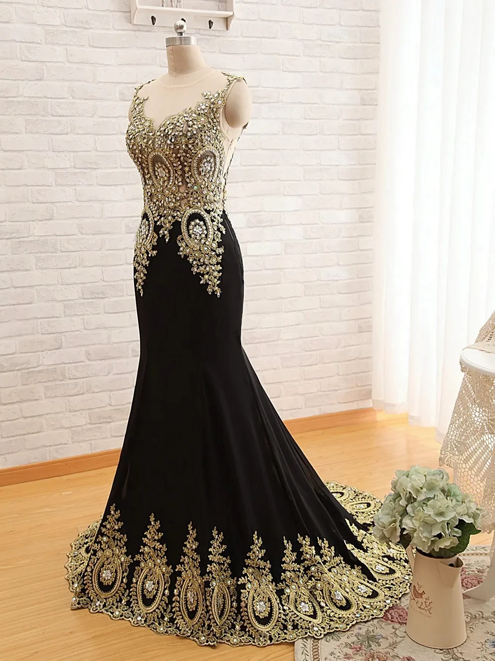 Шикарные платья с камнями