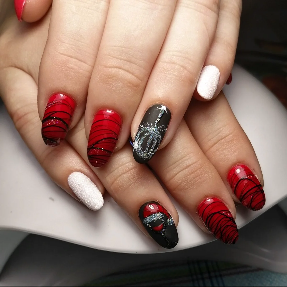 Красный маникюр с паутинкой