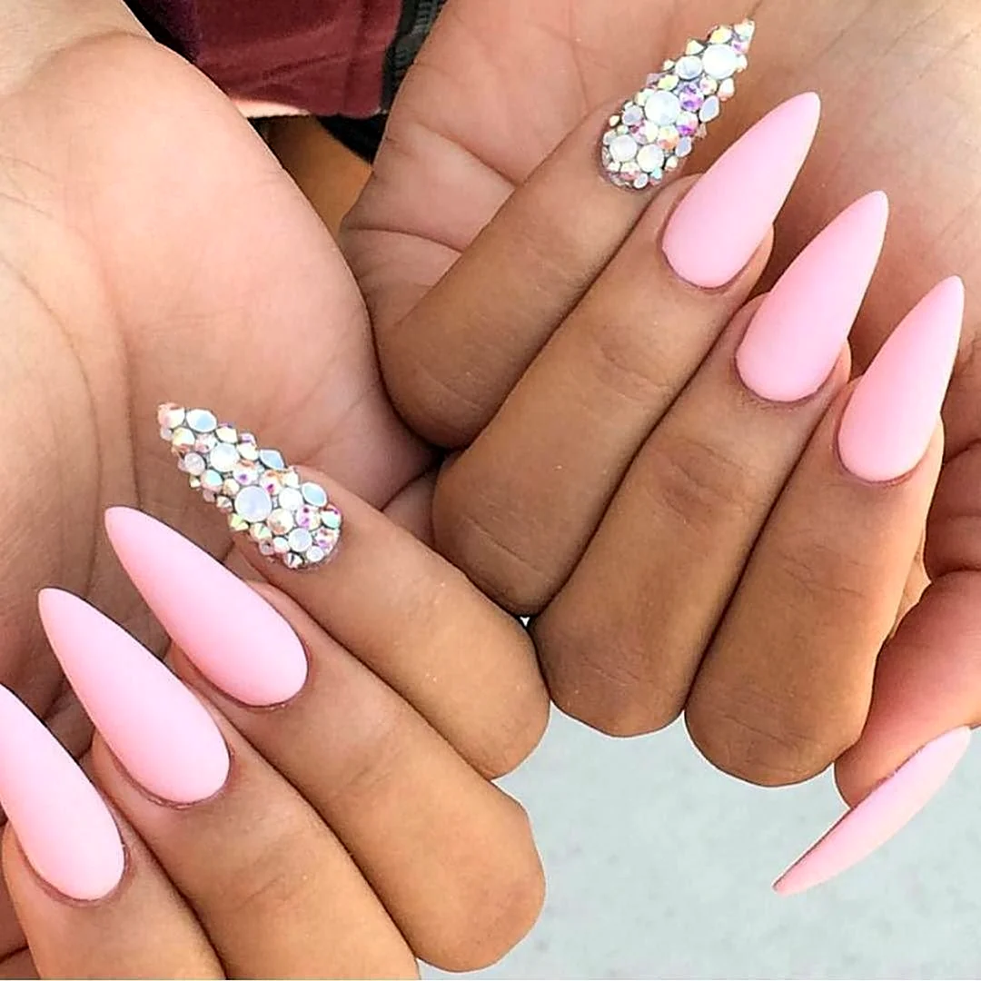 Длинные розовые ногти