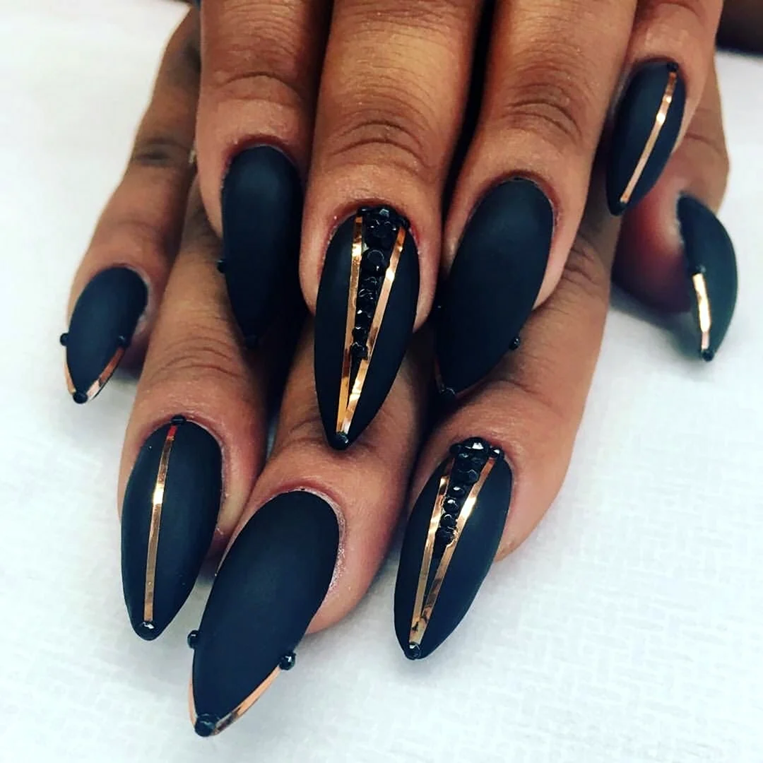 Ногти острые с черными полосками