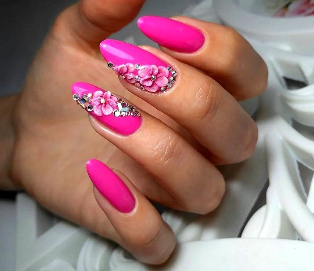 Ногти миндаль 2021фуксия