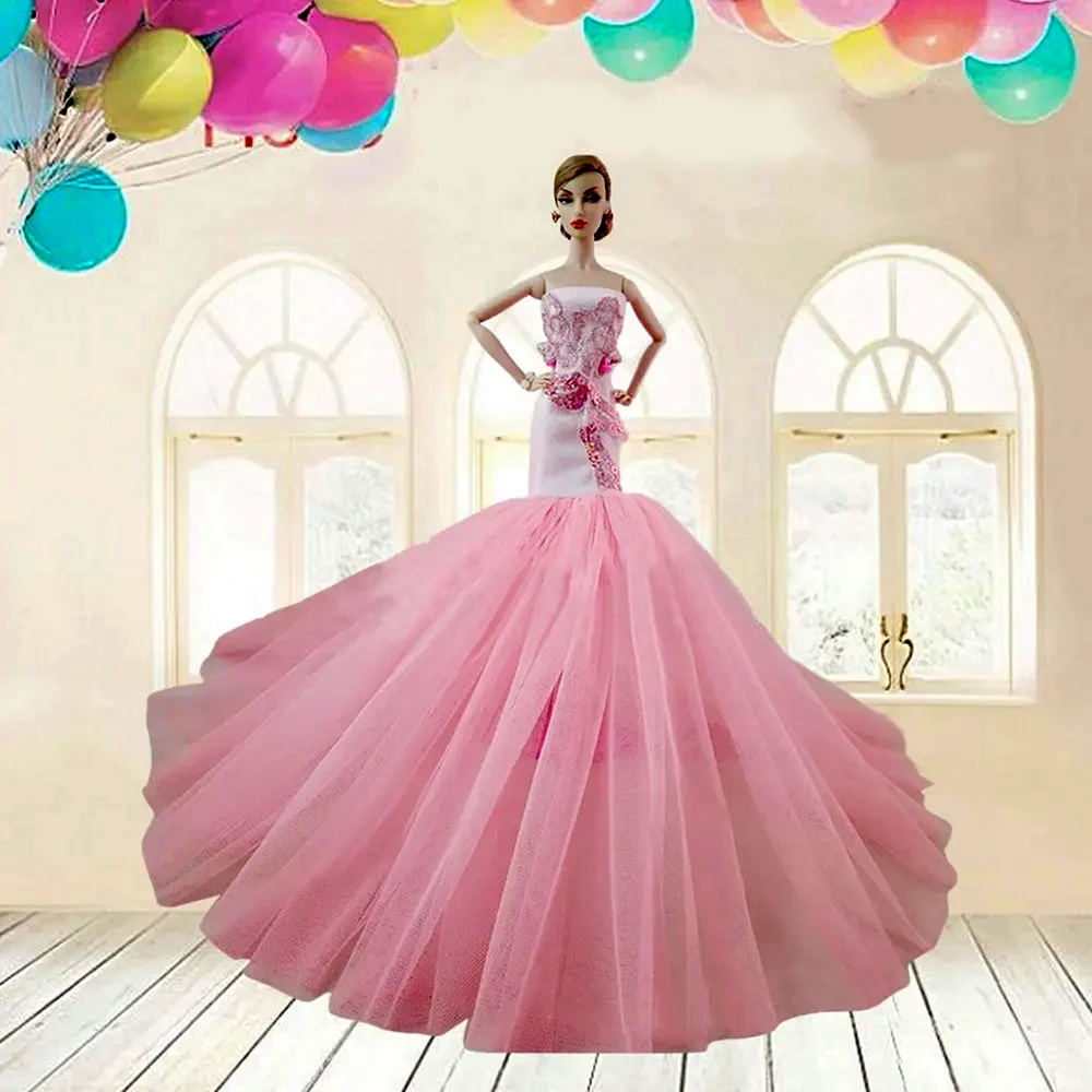 Красивое розовое платье принцессы