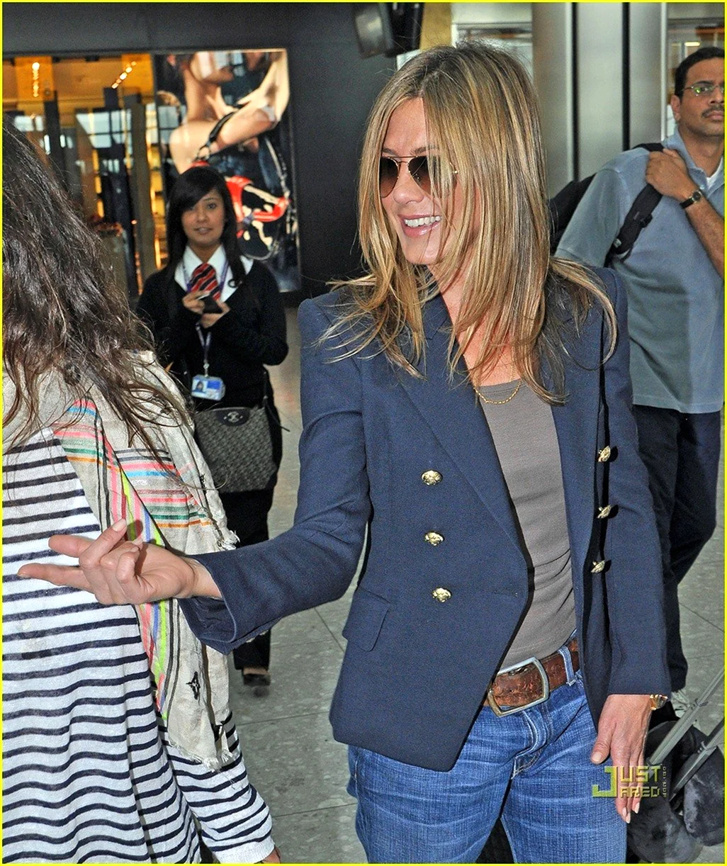 Стиль Дженнифер Энистон 2021