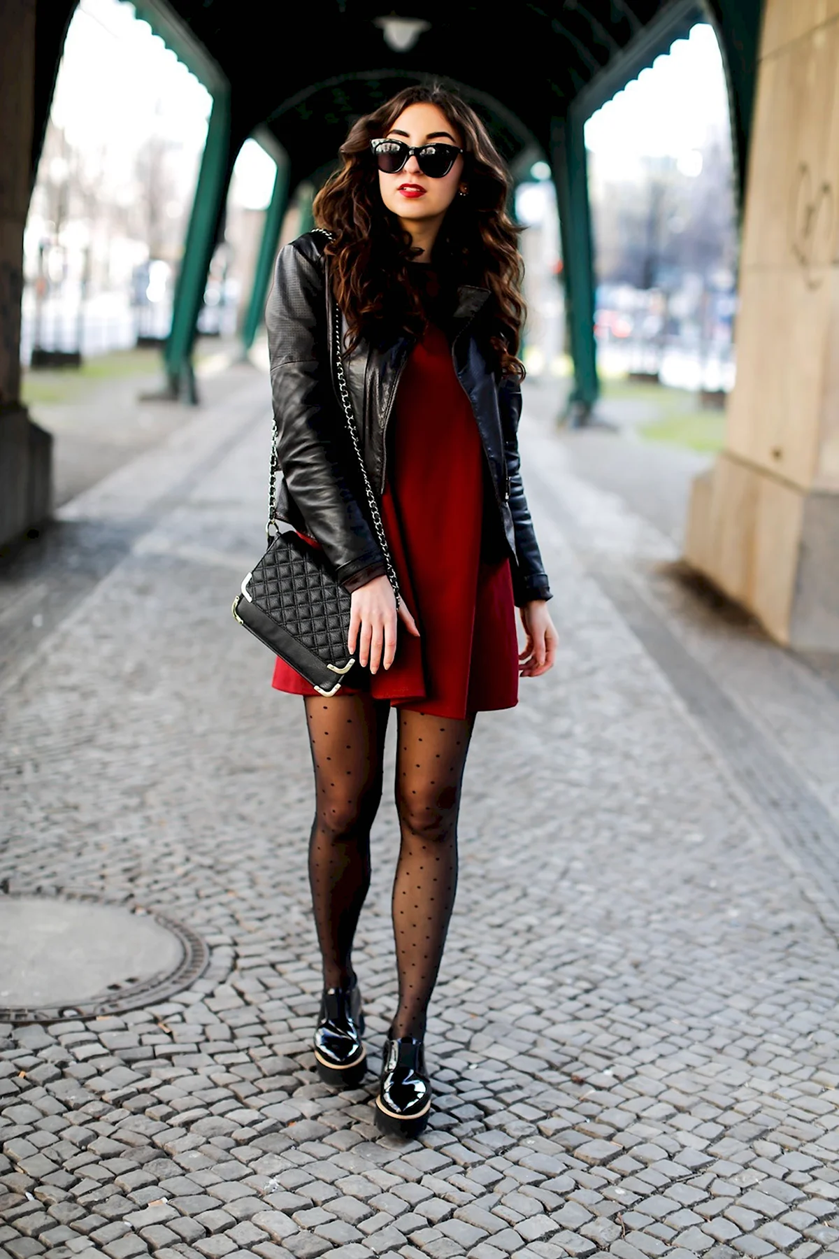 Черное платье с косухой