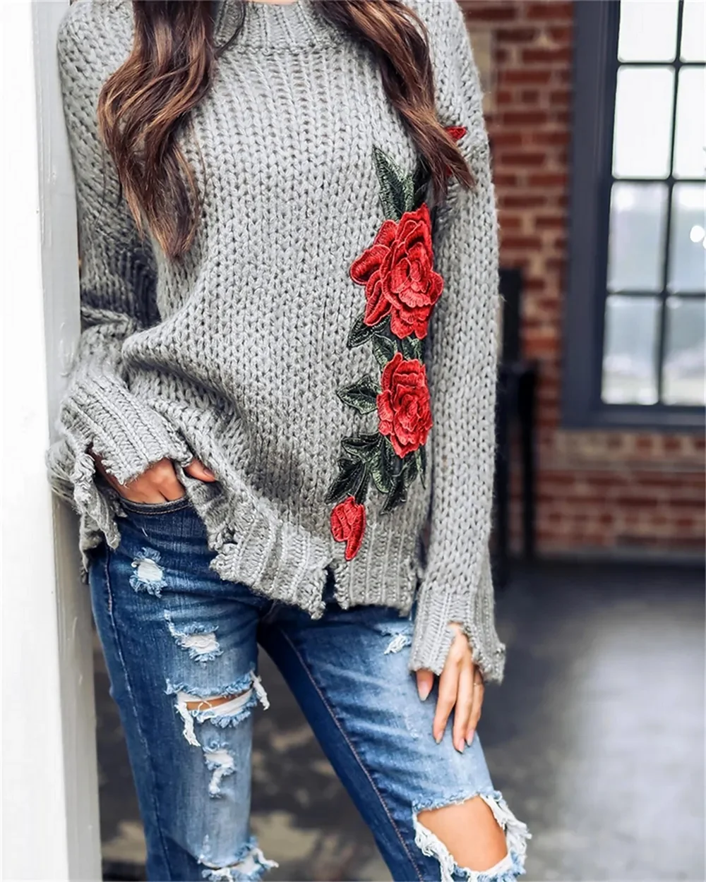 Рваный вязаный свитер