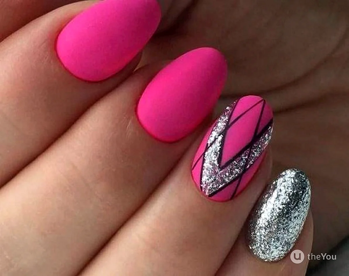 Ярко розовый маникюр овал
