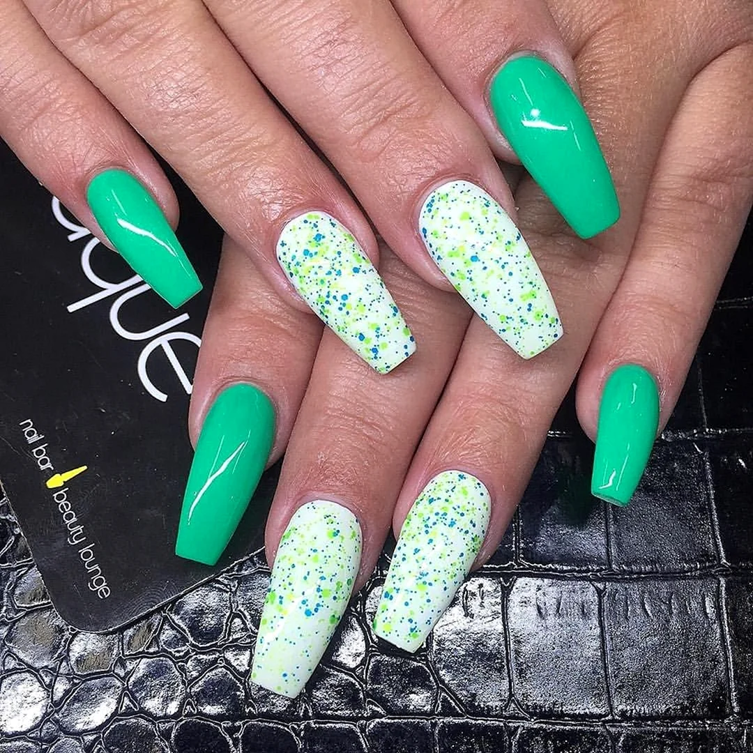 Ногти зеленые яркие длинные