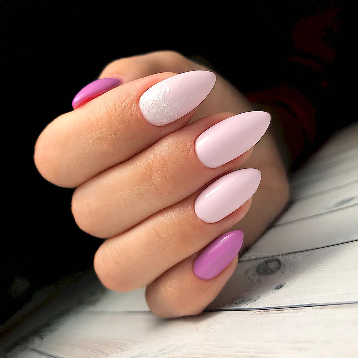 Розовые матовые ногти