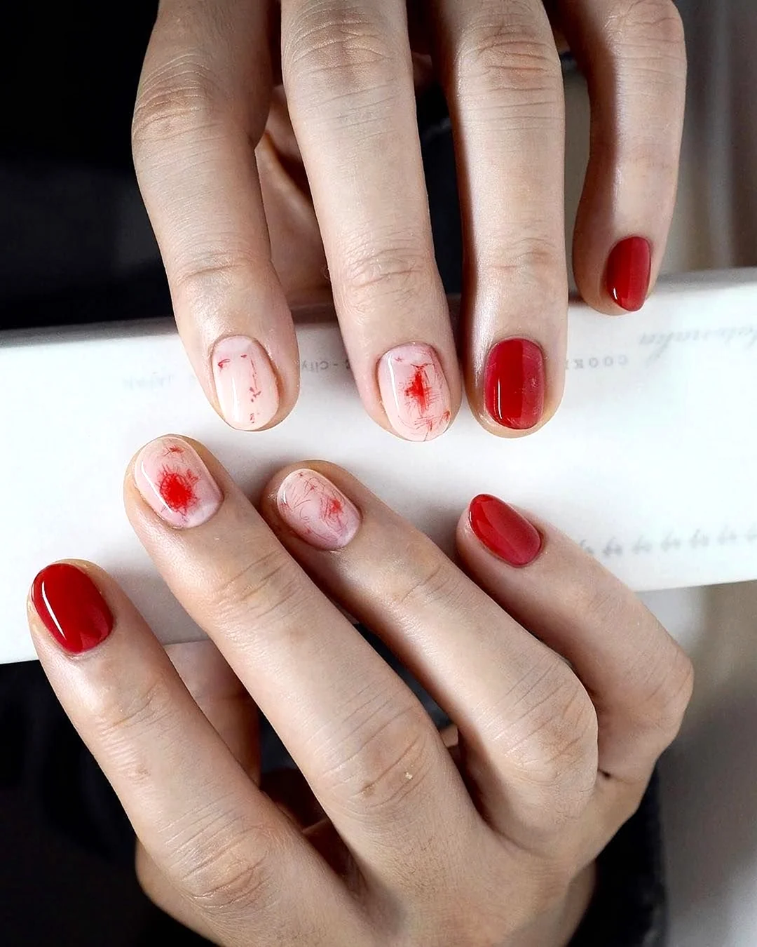 Красный маникюр на очень короткие ногти