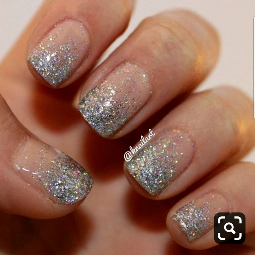 Серебристый глиттер на ногтях