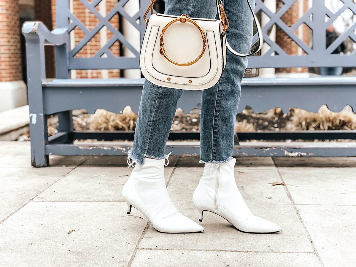 Белые ботильоны
