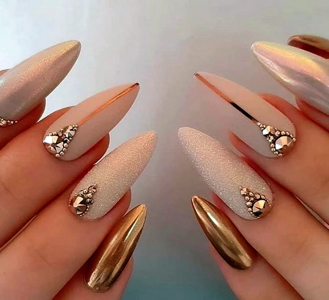 Нюдовый маникюр с золотом миндаль