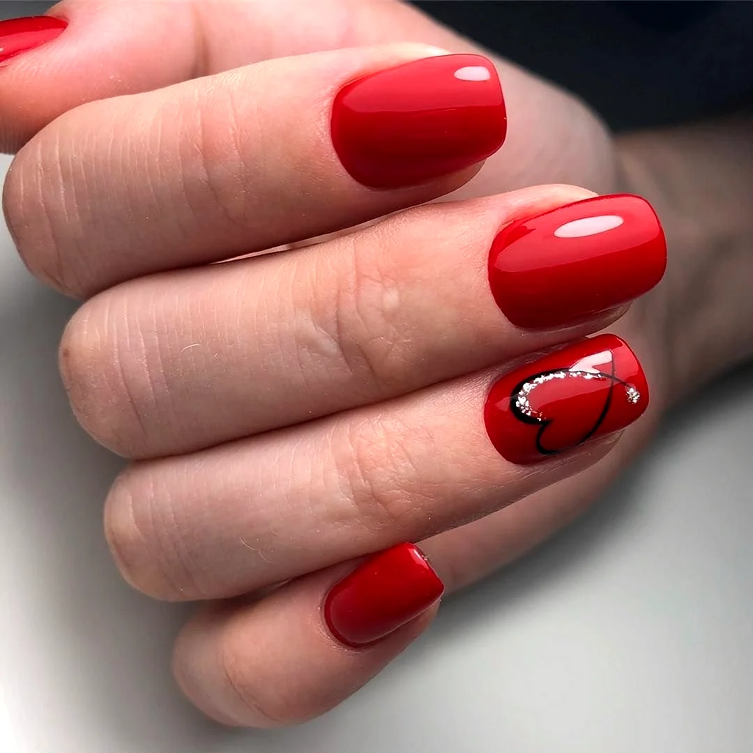 Красный маникюр