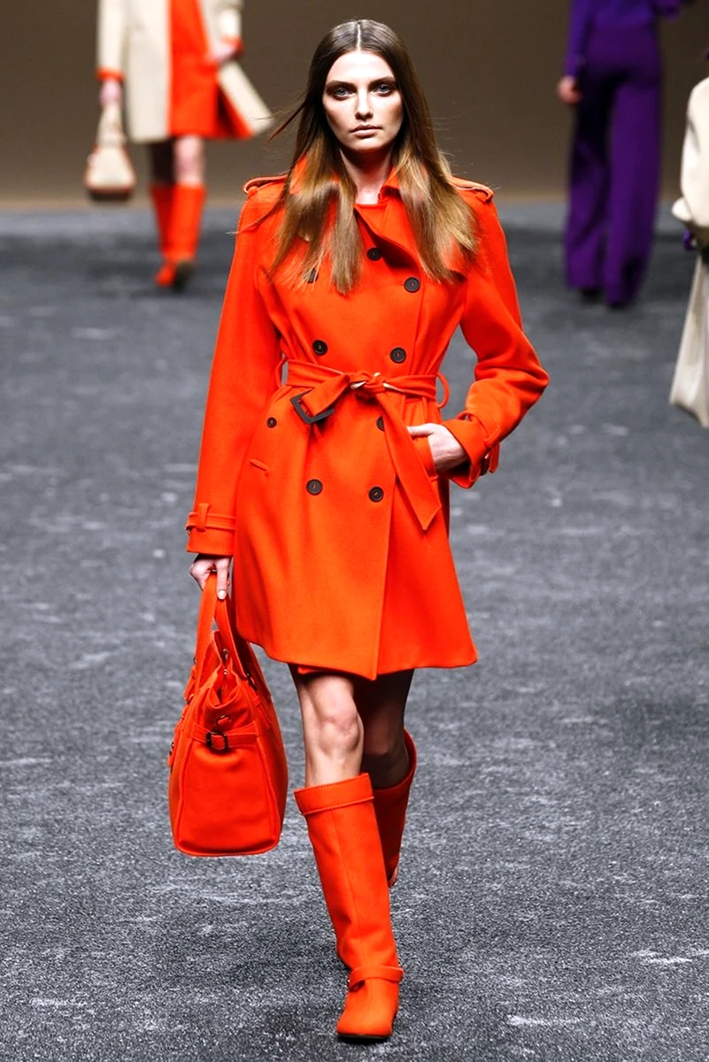 Пальто оранжевого цвета
