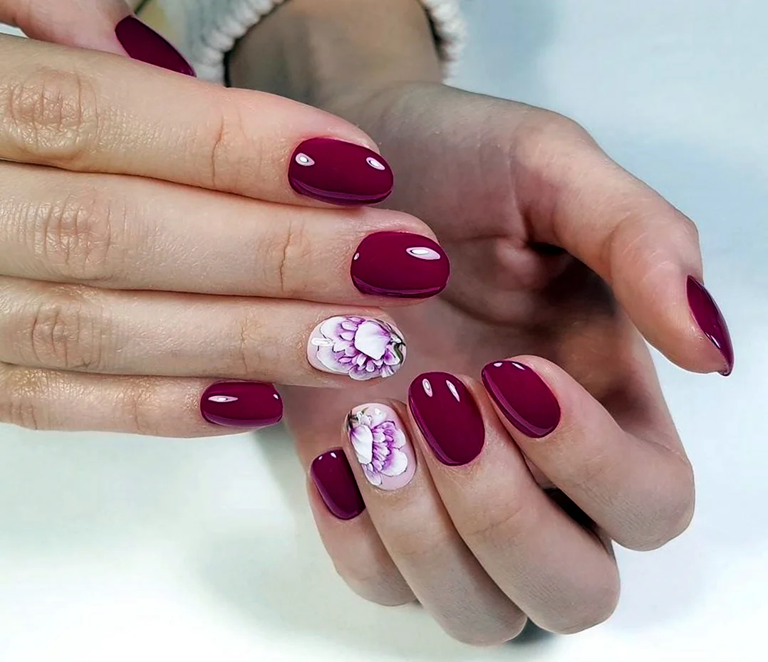 Малиновый маникюр