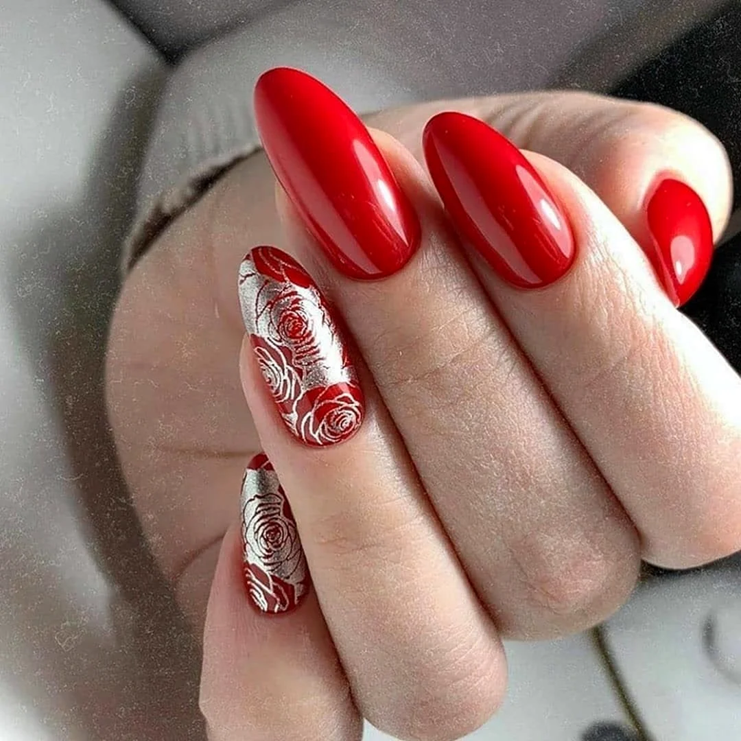 Дорогой красный маникюр