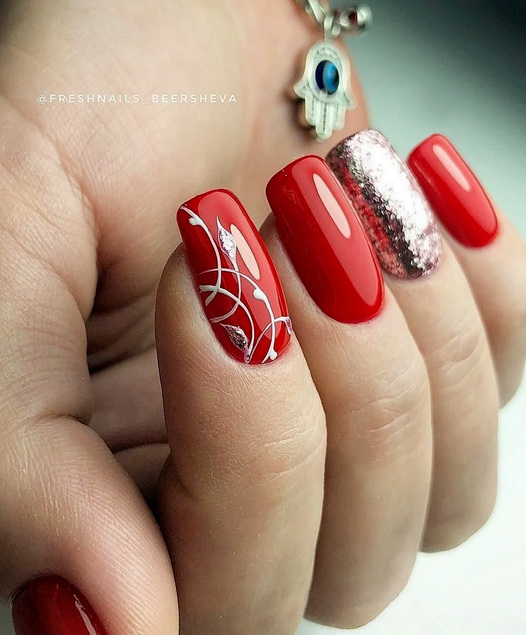 Нарядный красный маникюр