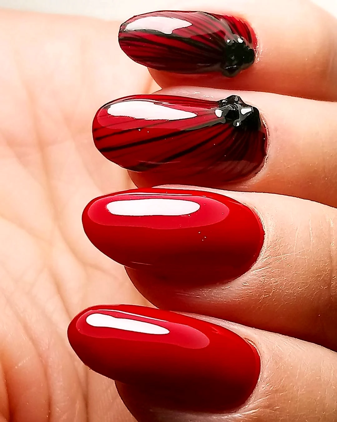 Красный маникюр