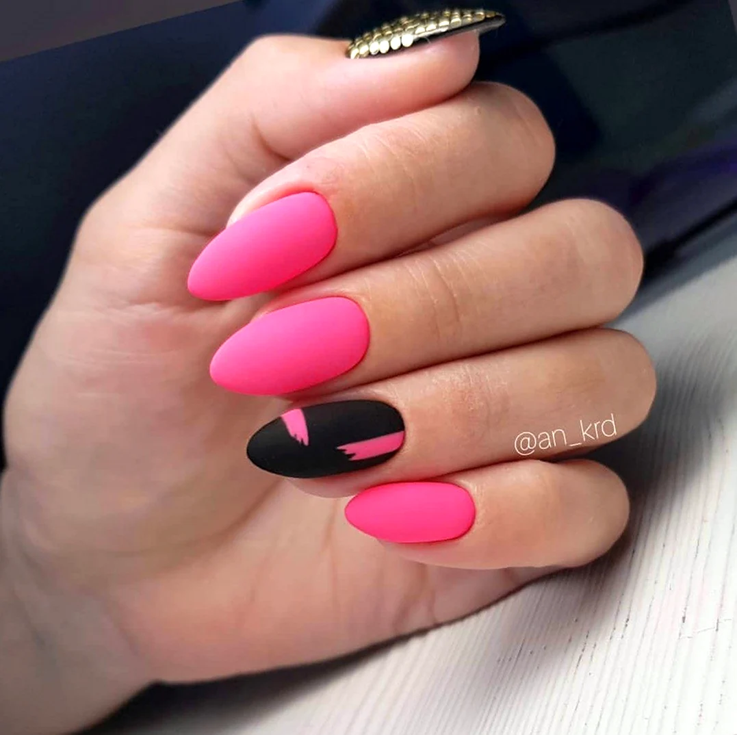 Розовые матовые ногти