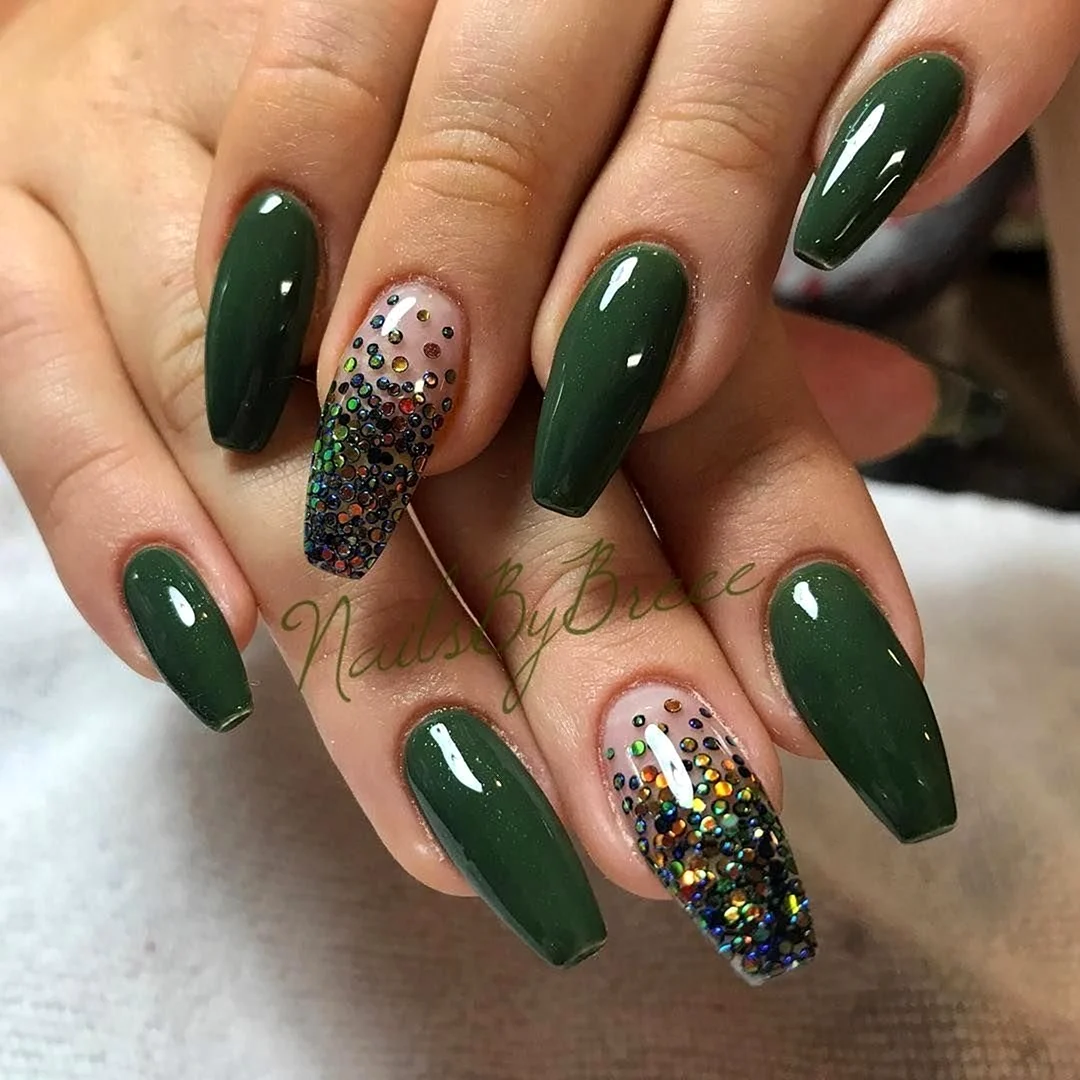 Темно зеленые ногти