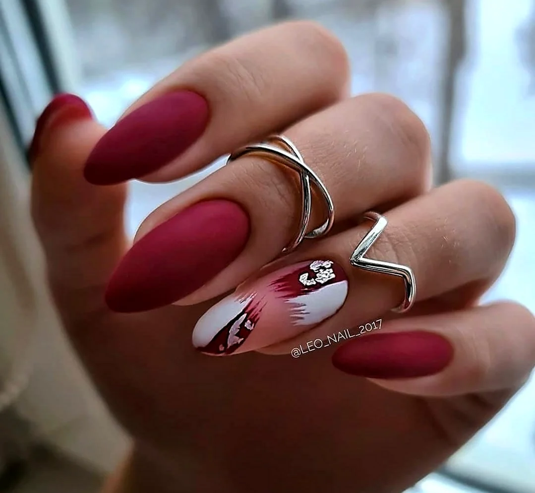 Красные ногти 2022 миндаль