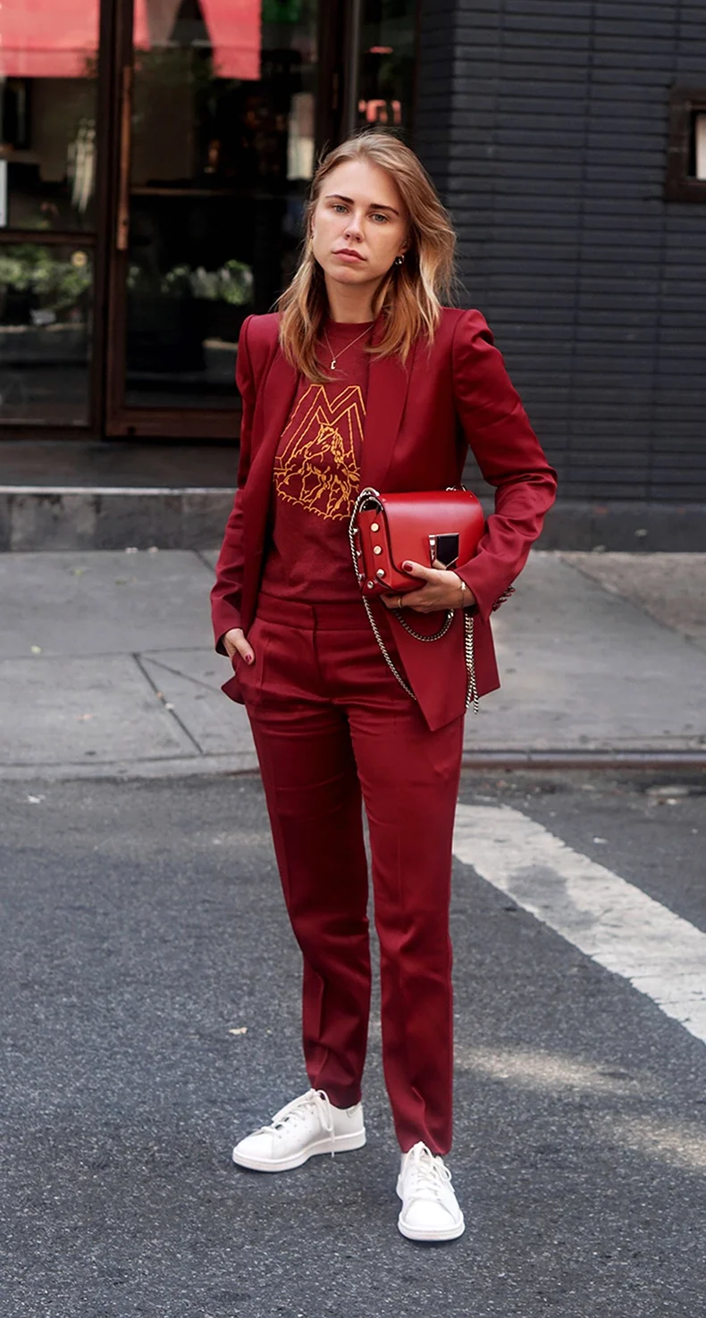 Бордовый костюм с белыми кроссовками