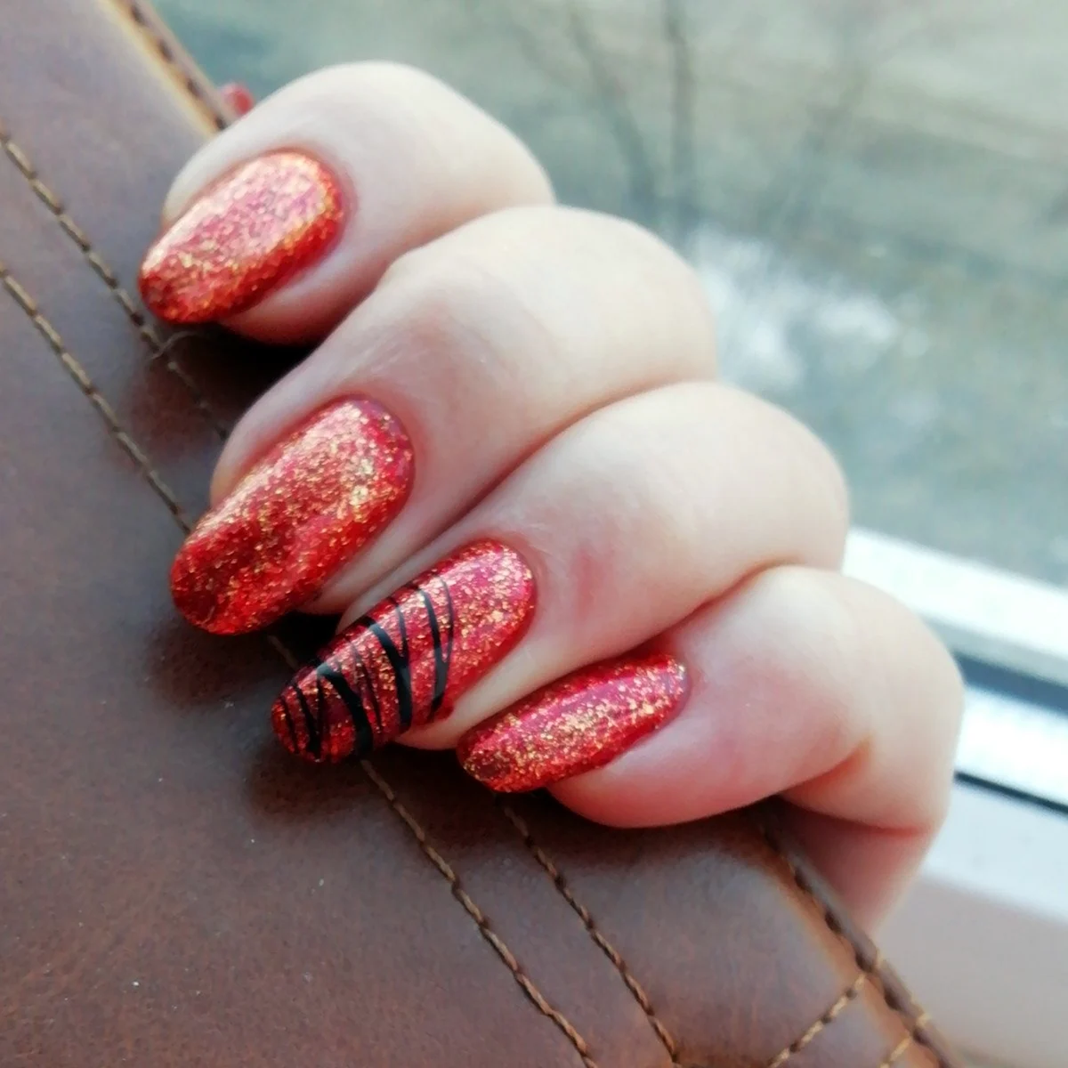 Красный маникюр с паутинкой