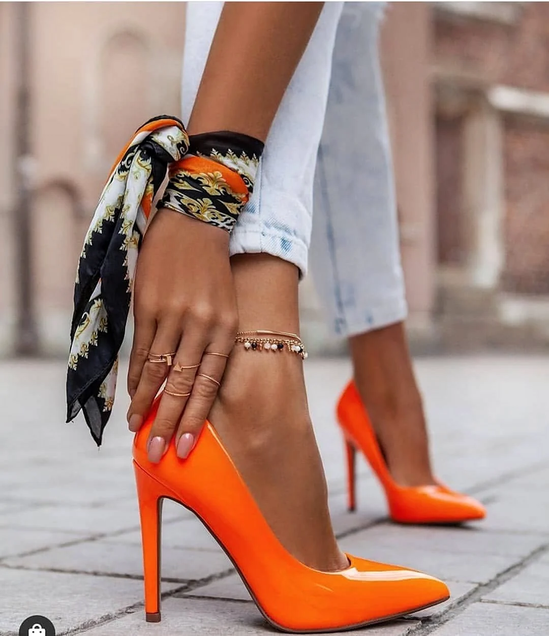 Образ с оранжевыми туфлями
