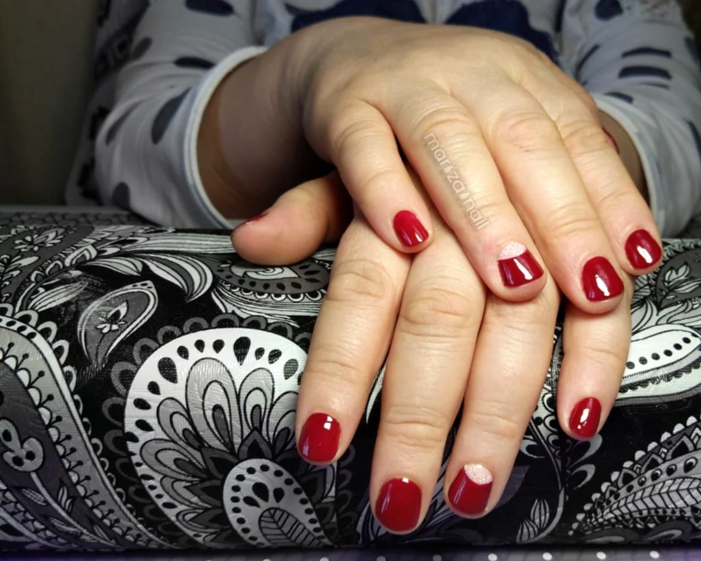 Маникюр бордовый с белым френчем